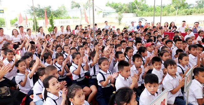 Chubb Life Việt Nam trao tặng thiết bị dạy và học cho 6 tỉnh