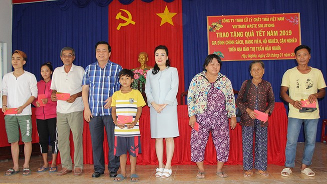 VWS trao 200 phần quà cho người nghèo Hậu Nghĩa, Long An