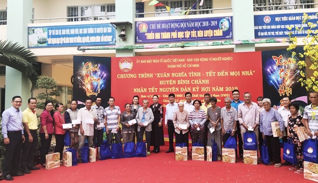 VWS: Trao 300 triệu đồng cho người nghèo Bình Chánh ăn tết