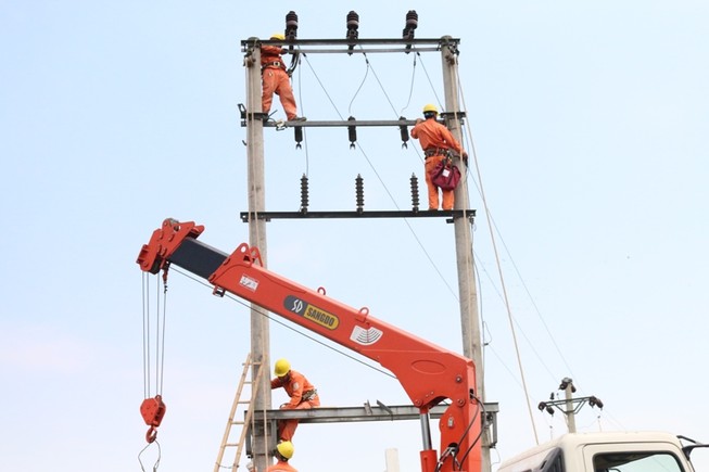 EVNNPC: Nâng cấp lưới điện chuẩn bị cho mùa nắng nóng