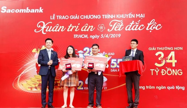 Sacombank trao 1 kg vàng cho khách hàng may mắn