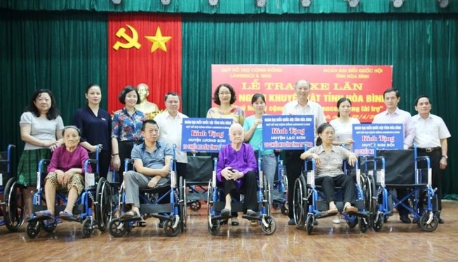 Trao 209 xe lăn cho người khuyết tật tỉnh Hòa Bình