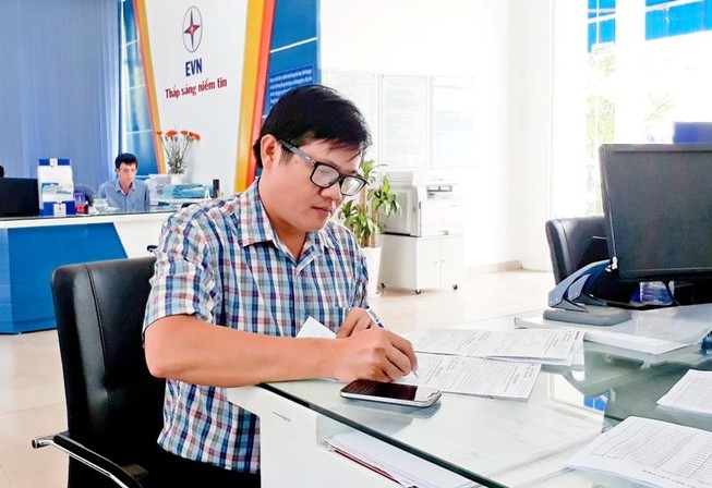 EVNNPC hướng tới không sử dụng tiền mặt thanh toán tiền điện