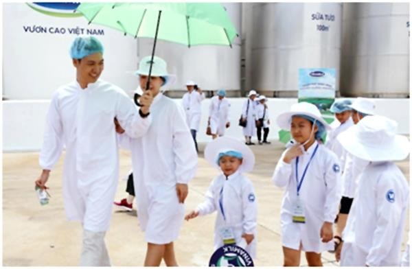 “Siêu nhà máy” đón những vị khách sữa học đường “nhí”