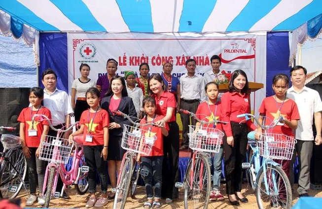 Prudential xây dựng nhà an toàn cho người dân vùng bão lũ