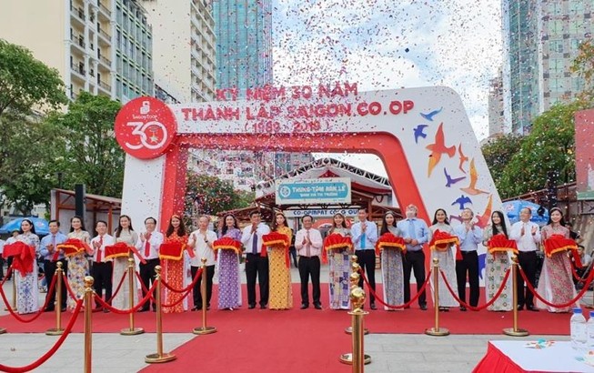 Phố đi bộ “bùng nổ” dàn sao Việt tại ngày hội “Triệu tin yêu”