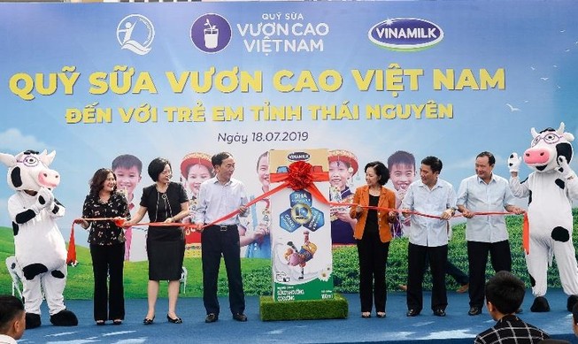 Vinamilk trao tặng 70.000 ly sữa cho trẻ em Thái Nguyên