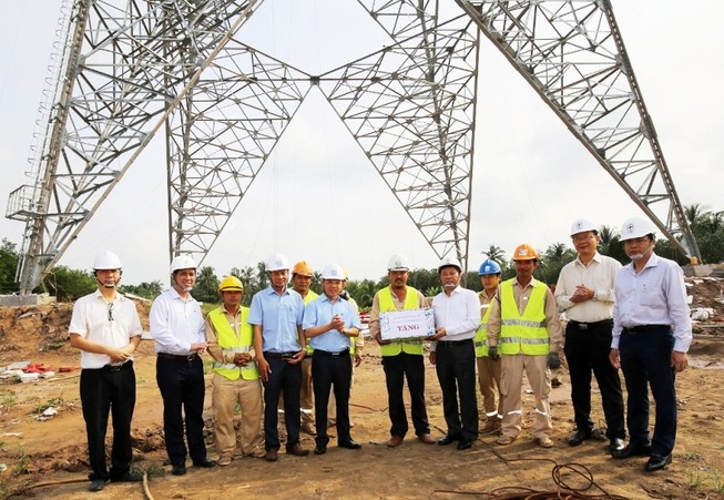 Đường dây 500 kV Sông Hậu - Đức Hòa trên đường về đích
