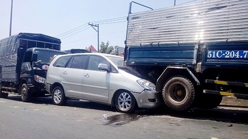 Năm ô tô đâm nhau, quốc lộ 1A kẹt xe nghiêm trọng