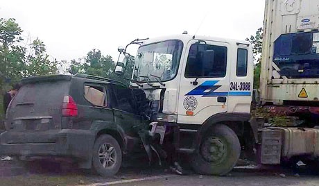 Đối đầu container, Lexus bị nghiền nát đầu