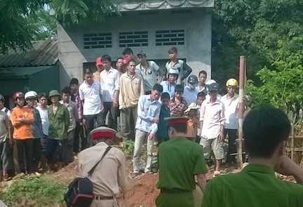 Va chạm xe chở gỗ, người đi xe máy đứt lìa cổ