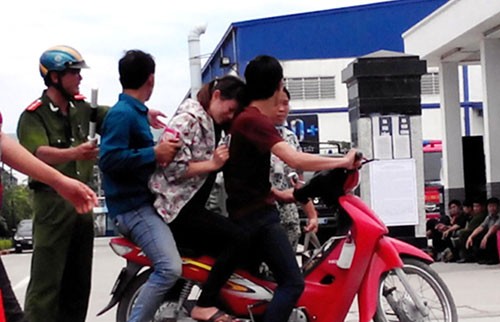 Hàng trăm công nhân ở công ty giầy Hong Fu - Thanh Hóa lại ngất xỉu vì "mùi lạ"
