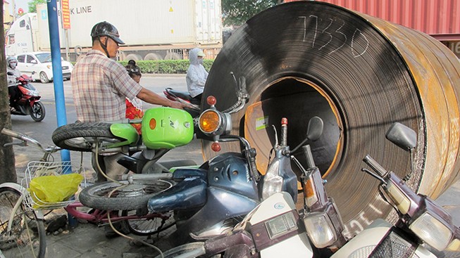 Va chạm liên hoàn, tôn cuộn container phá hủy hàng loạt xe