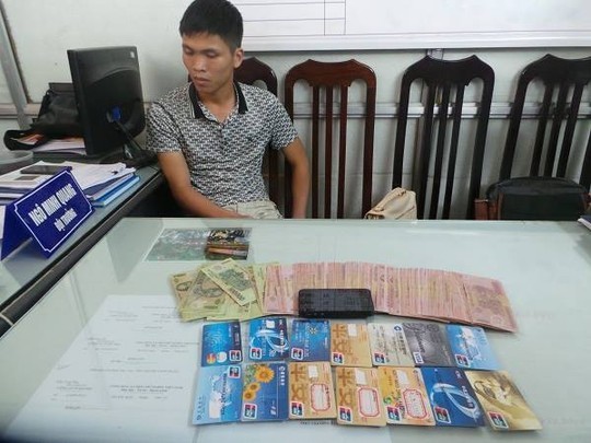 Bắt người Trung Quốc in thẻ ATM giả rút hơn 100 triệu đồng