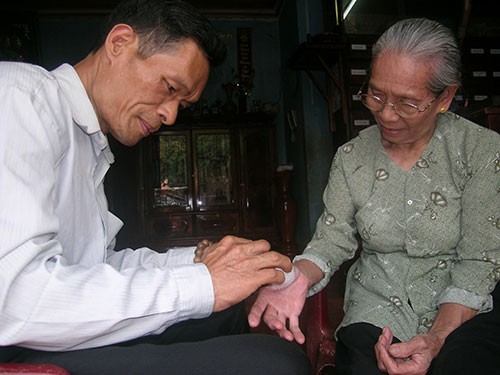Thầy rắn Nguyễn Tiến Hòa:“Hành Y là để cứu người chứ không để lấy tiếng” (Kỳ I)