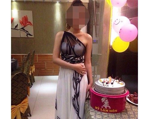 Giải cứu cô gái "thoát y" trước cửa quán bar ở Sài Gòn