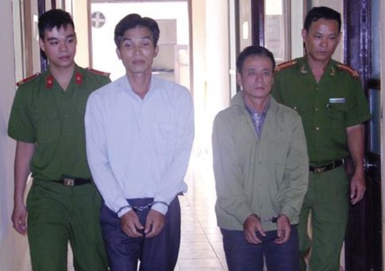 Bác sĩ, trưởng trạm y tế xã góp tiền đi buôn heroin