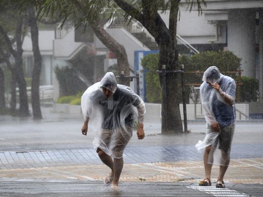 Bão lớn tấn công Ấn Độ, Nhật Bản