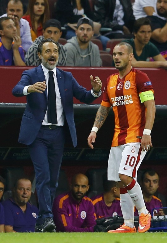 Galatasaray lại quỵt lương, Sneijder dọa kiện lên FIFA