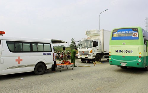 Đâm đầu vào xe tải, hai người tử vong