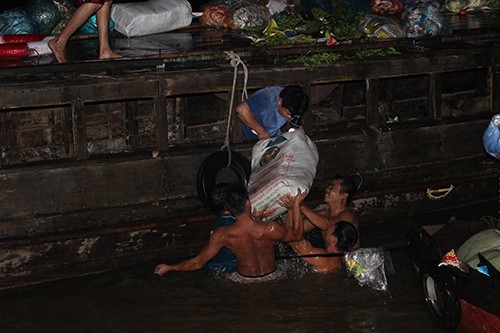 Tàu chở hàng nổ chìm lỉm chưa rõ nguyên nhân