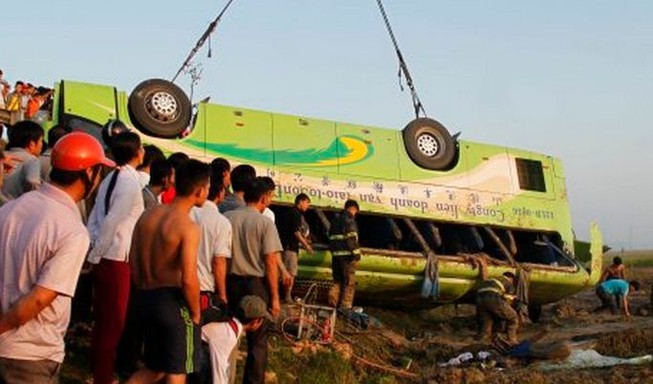 Xe khách lật ngửa một người chết, hàng chục người bị thương