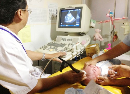 Bé bị dao đâm vào đầu phải phẫu thuật lần hai
