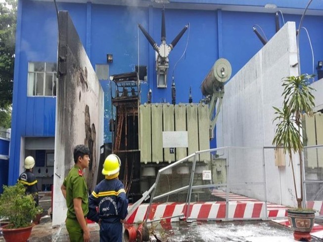 Sét đánh nổ trạm biến áp, hàng ngàn hộ dân mất điện
