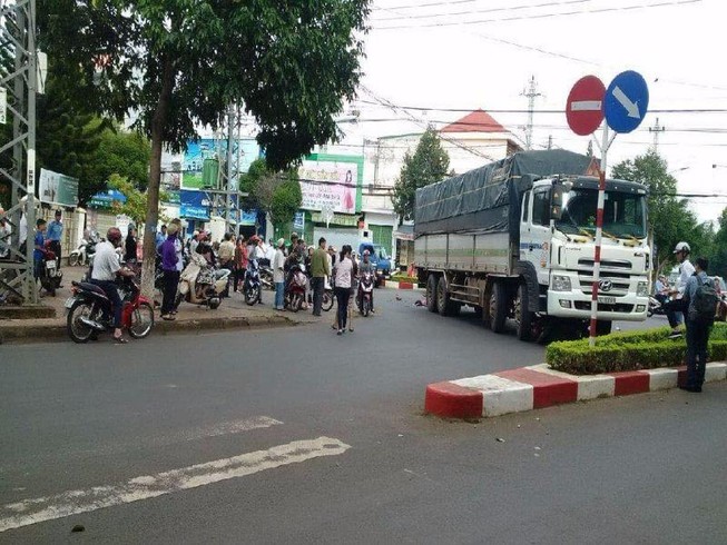 Xe tải phóng nhanh khi vào cua, kéo lê 1 phụ nữ