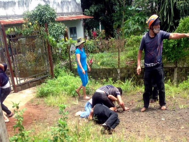 Nhóm người đuổi theo ô tô đánh ghen như phim