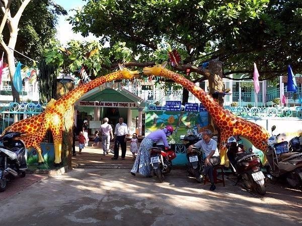 Hơn 20 người đập phá, ném mắm tôm vào trường mầm non
