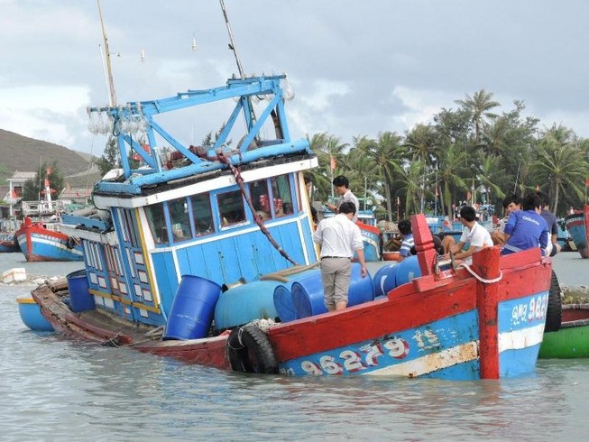 Chìm tàu cá, 11 ngư dân thoát chết ở Quảng Ngãi