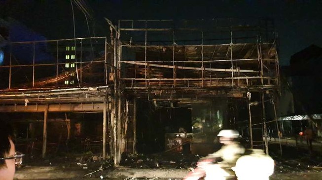 2 cửa hàng cháy rụi trong đêm ở Bình Tân