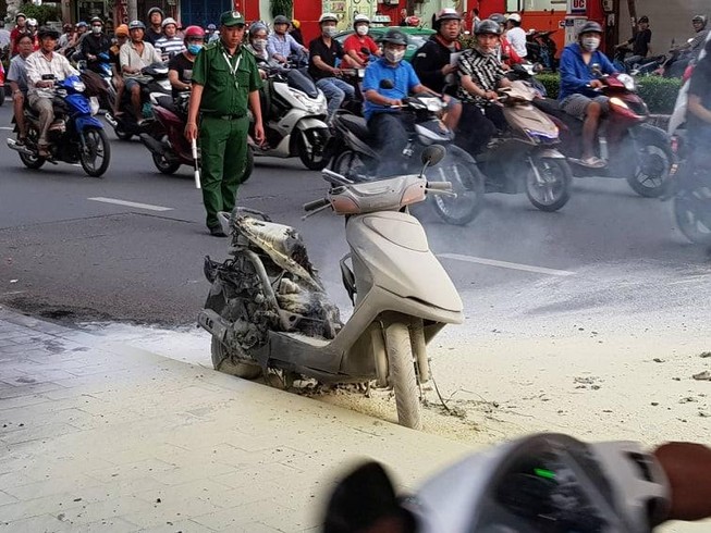 Xe máy bốc cháy khi đang chạy trên đường ở quận 11