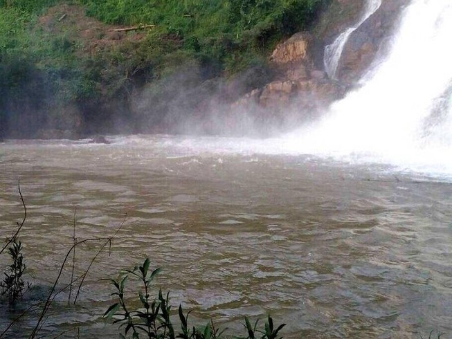 Tắm thác ở làng Mèo, ba người bị cuốn mất tích