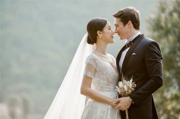 Á hậu, MC Hoàng Oanh tung hết ảnh cưới với chồng Tây