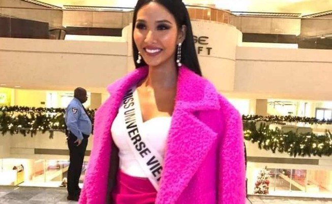 Hoàng Thùy diện màu hồng ngày đầu tại Miss Universe 2019