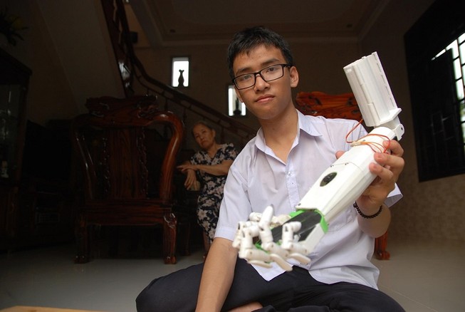Nam sinh 'cánh tay robot' nhận học bổng 290 triệu đồng