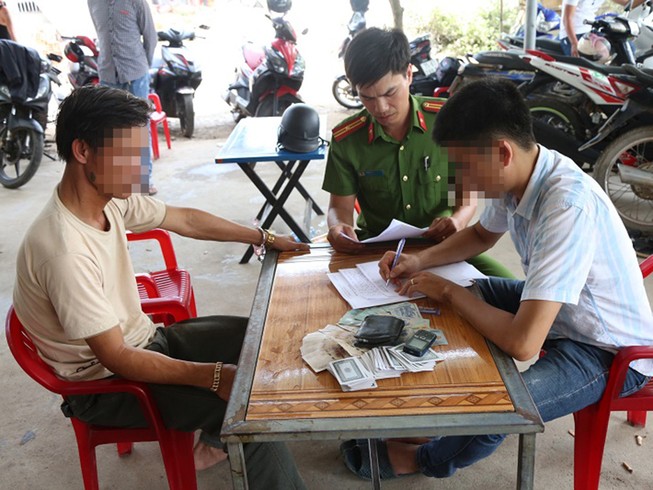 Bắt hai vụ đánh bạc trong ngày