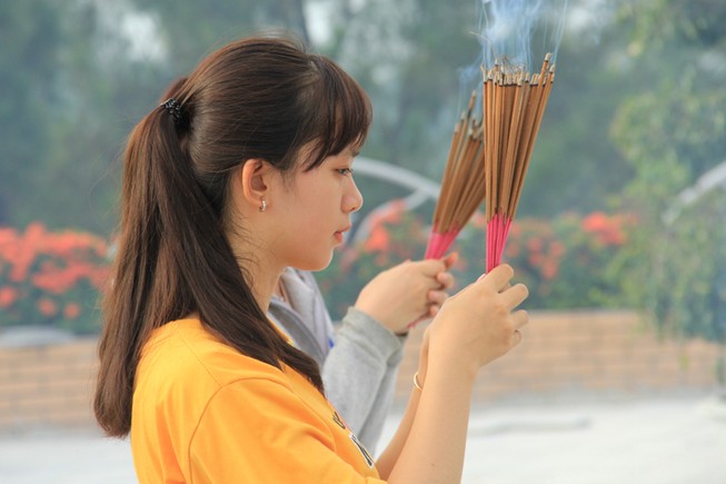 Sĩ tử Huế lễ Phật cầu may trước ngày thi THPT quốc gia