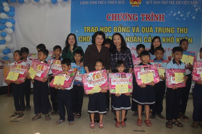 Phó chủ tịch nước trao quà cho trẻ em làng SOS