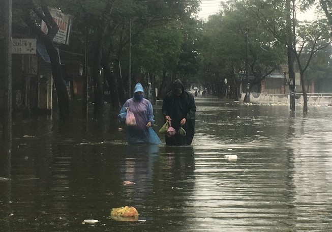 Lũ lên, bốn bề xứ Huế lại ngập trong nước