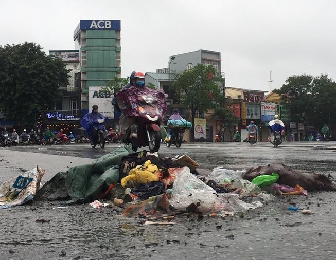 Bùn, rác tràn ngập TP Huế sau lũ