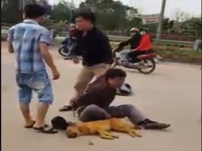 Người dân truy đuổi, bắt gọn 'cẩu tặc'