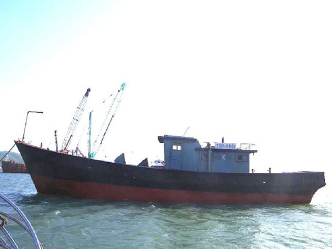 Một tàu có ghi chữ Trung Quốc trôi dạt trên biển