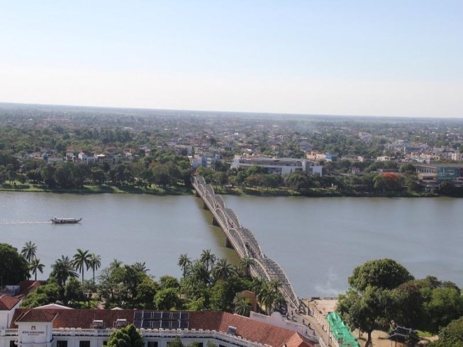 Dùng gỗ lim Nam Phi để lát đường đi bộ trên sông Hương
