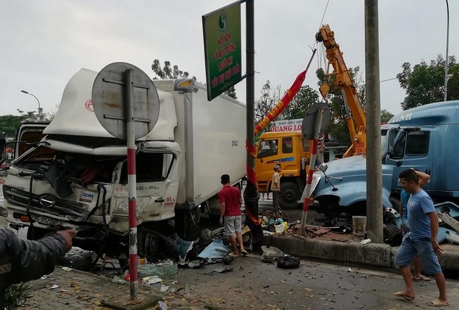 Container cày dải phân cách, lao vào xe tải