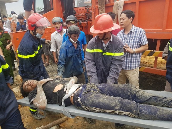 Vụ sập giàn giáo: 11 công nhân may mắn thoát chết