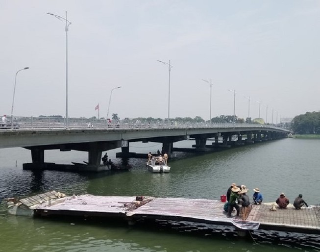 Người đàn ông ôm cháu bé nhảy sông Hương