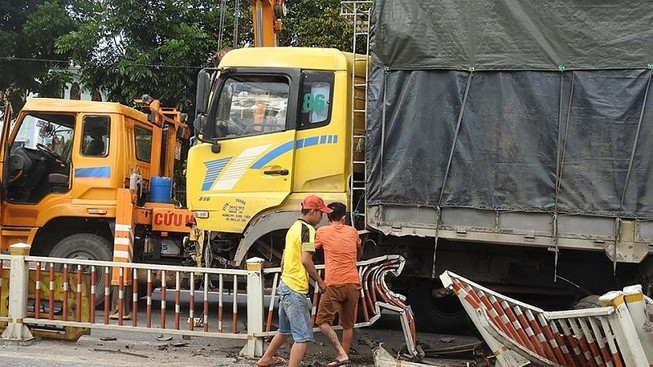 Xe tải mất lái 'cày' hơn 20 m dải phân cách